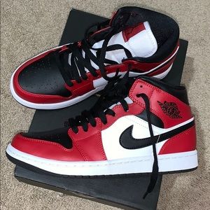 Air Jordan 1 Mid ‘Chicago Black Toe’